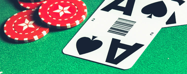 Ace of Spades pa en blackjack bordet med casino chips