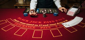 Hvilket blackjack-bord skal jeg spille ved, og hvilken plads skal jeg tage?