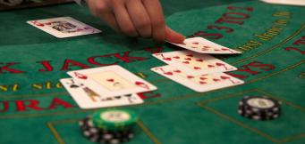 Blackjack strategi: Dealerens upcard er nøglen til optimale beslutninger