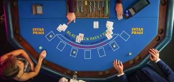 Blackjack forsikring og La Partage – forstå de skjulte regler ved bordet