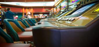 Spilleautomater vs videopoker: Hvilken passer til din spillestil?