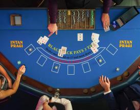 Blackjack forsikring og La Partage – forstå de skjulte regler ved bordet