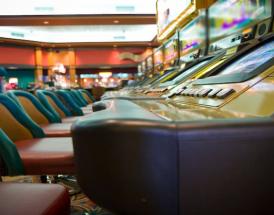 Spilleautomater vs videopoker: Hvilken passer til din spillestil?