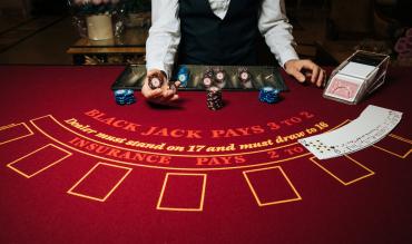 Hvilket blackjack-bord skal jeg spille ved, og hvilken plads skal jeg tage?