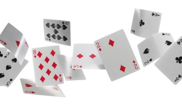 Three card poker og hole-carding bias ved en ace-blandingsmaskine