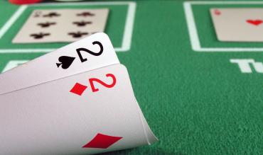 Hvordan spiller man et par 2’ere i blackjack?