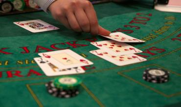 Blackjack strategi: Dealerens upcard er nøglen til optimale beslutninger