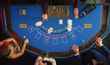 Blackjack forsikring og La Partage – forstå de skjulte regler ved bordet