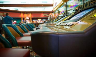 Spilleautomater vs videopoker: Hvilken passer til din spillestil?